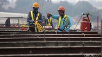 Pekerja melakukan proses pembangunan tol Jakarta Cikampek Elevated di Km 17, Kota Bekasi, Jawa Barat, Rabu (18/9/2019).
