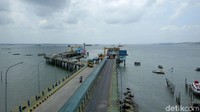 Namun, lain ceritanya jika naik kapal ferry. Perjalanan menyebrangi Teluk Balikpapan bisa memakan waktu hingga satu jam.