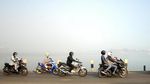 Kabut Asap Landa Makassar Akibat Kebakaran di TPA Antang