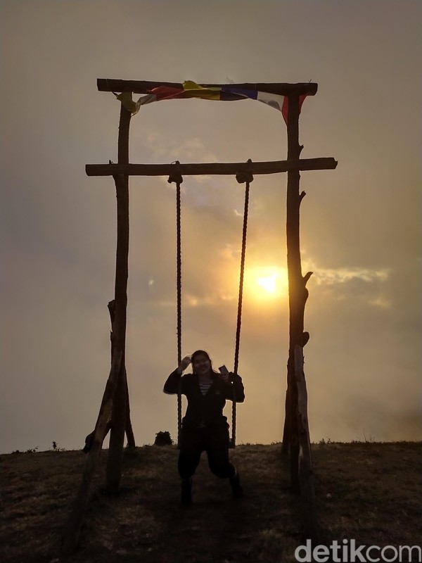 Bukan cuma menara pandang, Bukit Wolobobo juga punya ayunan yang mengarah langsung ke gulungan awan. Hati-hati karena tak ada pengaman di bangku ayunan. (Aji Bagus/detikcom) Bukan cuma menara pandang, Bukit Wolobobo juga punya ayunan yang mengarah langsung ke gulungan awan. Hati-hati karena tak ada pengaman di bangku ayunan. (Aji Bagus/detikcom)