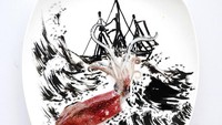 Gambar ini menceritakan tentang perahu yang dihadang ombak di lautan lepas. Juga terdapat cumi-cumi di bawah laut. Semuanya dibuat dengan tinta hitam yang dihasilkan dari cumi itu sendiri. Foto: Instagram @redhongyi