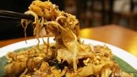 Ketika kwetiaw diangkat dengan sumpit, bagian dalamnya tetap kering dan tak basah, rasa kwetiawnya tetap enak dan sangat gurih. Teksturnya kenyal mulur dengan balutan telur, sawi, dan irisan daging sapi serta tambahan kikil di dalamnya.   Foto: dok. detikFood