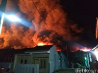 Pabrik Kasur di Cirebon Ludes Terbakar