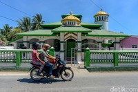 Masjid Annur, menjadi salah satu dari sedikit masjid yang ada di Pulau Rote, NTT. Aktivitas masjid ini berjalan normal meski dikelilingi sejumlah gereja.