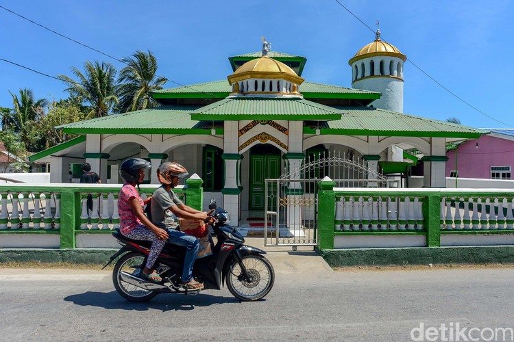 Masjid Annur, menjadi salah satu dari sedikit masjid yang ada di Pulau Rote, NTT. Aktivitas masjid ini berjalan normal meski dikelilingi sejumlah gereja.