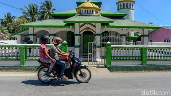 Masjid Annur, menjadi salah satu dari sedikit masjid yang ada di Pulau Rote, NTT. Aktivitas masjid ini berjalan normal meski dikelilingi sejumlah gereja. Foto: Ari Saputra