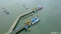 Ongkos kapal ferry seharga Rp 13.000. Sedangkan untuk menyewa speedboat dengan daya muat 9 orang, harganya sekitar Rp 150.000 sampai Rp 200.000.