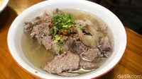Meski namanya resto kwetiaw tapi di sini juga menyajikan berbagai macam menu lainnya. Sebut saja menu populer Sup Sapi khas Pontianak (Rp 60.000) yang berisi kuah kaldu bening, dengan irisan daging sapi tipis, dan tambahan urat yang dipadukan dengan tauge.  Foto: dok. detikFood