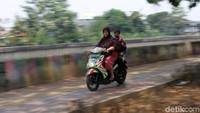 Selain membajak trotoar, ada pula pengendara motor yang tak mengenakan perlengkapan berkendara seperti helm.