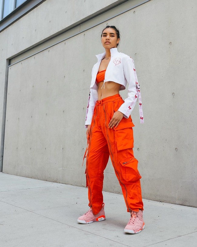 Elle punya gaya yang unik. Sesekali ia tampil seksi dengan busana-busana bergaya boyish. (Foto: Instagram/@ellebaness)