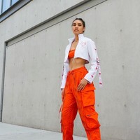 Elle punya gaya yang unik. Sesekali ia tampil seksi dengan busana-busana bergaya boyish. (Foto: Instagram/@ellebaness)