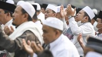 Warga khusyuk berdoa. ANTARA FOTO/Hafidz Mubarak A.