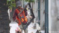 Pertama, panjangnya kurang lebih 4.500 meter dengan anggaran sebesar Rp 6 miliar, perbaikannya dilakukan dari depan Stasiun Klender hingga Stasiun Buaran.