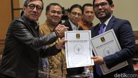 Anggota Komisi III DPR Nasir Djamil menyerahkan pandangan Fraksi PKS yang menyetujui RUU KUHP disahkan menjadi UU.