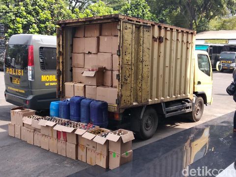 Polisi Amankan 1 Truk Bermuatan Miras Oplosan di Kota Bandung