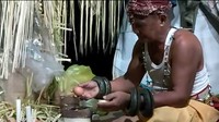 Ritual Nondoi dipimpin oleh Mulang atau dukun adat. Dalam memimpin ritual, Mulang mengenakan taring bernama Sabang Sambit. Dalam bahasa Paser, Belian berarti Taring yang bisa menyembuhkan. (dok. Helena/Istimewa)