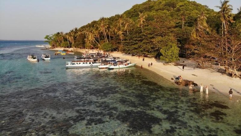 Pantai Ujung Gelam di Karimunjawa Pantai Ujung Gelam di Karimunjawa