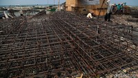 Tanggul laut dibangun untuk mengantisipasi banjir rob akibat pasang surut air laut.