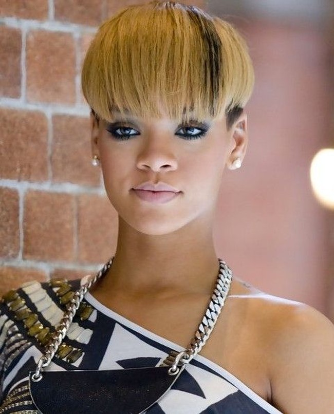 Bowl cut populer di era 70 dan 80-an. Disebut bowl cut karena potongan ini berbentuk seperti mangkok terbalik yang ditaruh di atas kepala. Saking anehnya, bahkan Rihanna yang terkenal dengan gaya edgy dan unik pun tak mampu membuat potongan rambut ini terlihat keren. Foto: Istimewa