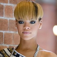 Bowl cut populer di era 70 dan 80-an. Disebut bowl cut karena potongan ini berbentuk seperti mangkok terbalik yang ditaruh di atas kepala. Saking anehnya, bahkan Rihanna yang terkenal dengan gaya edgy dan unik pun tak mampu membuat potongan rambut ini terlihat keren. Foto: Istimewa