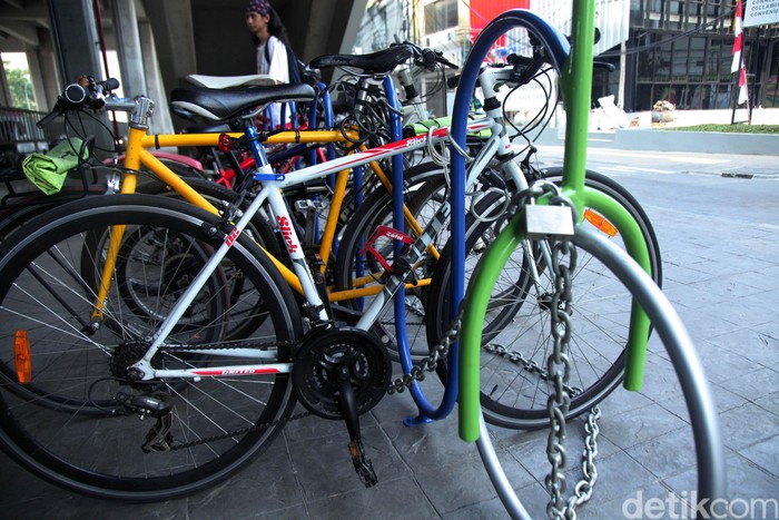 Tempat parkir sepeda tersebut gratis