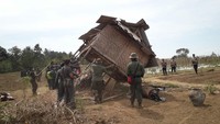 Eksekusi dimulai. Operasi Simpatik di Hutan Pesugulan, Balai TN Gunung Rinjani bersama para pihak berwenang melakukan perobohan gubuk dan pembersihan kawasan hutan dari tanaman non kehutanan (BTNGR/Instagram)