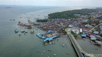 Untuk mencapai pelabuhan ini memerlukan waktu 15 menit dari Pelabuhan Semayang Balikpapan menggunakan speedboat.