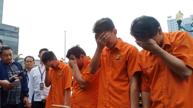 Total ada 10 tersangka ditangkap polisi.