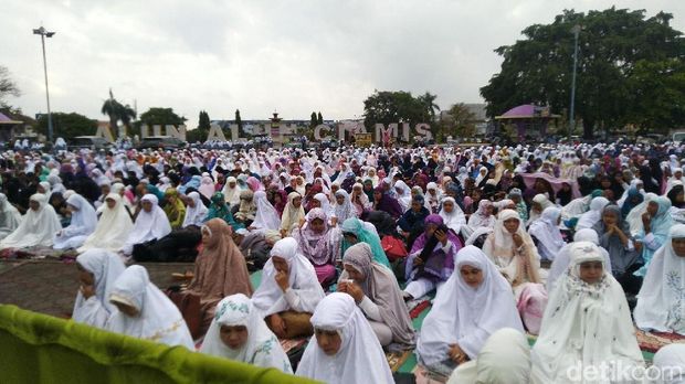 Kemarau Panjang, Ribuan Warga Ciamis Salat Minta Hujan