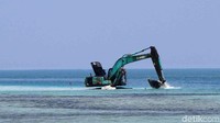 Ekskavator melakukan pengerukan di lokasi yang akan dibangun tanggul laut di kawasan Pulau Panggang, Kepulauan Seribu, Rabu (18/9/2019).