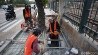 Perbaikan trotoar yang dilakukan Sudin Bina Marga Jakarta Timur.