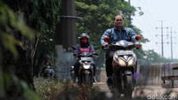 Sejumlah pengendara motor melintasi trotoar yang berada di kawasan Daan Mogot, Jakarta Barat.