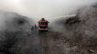 Kebakaran ini mengakibatkan sebagian daerah di Makassar dan Kabupaten Gowa diselimuti asap pada pagi hari yang dapat mengganggu kesehatan pernapasan. ANTARA FOTO/Arnas Padda.