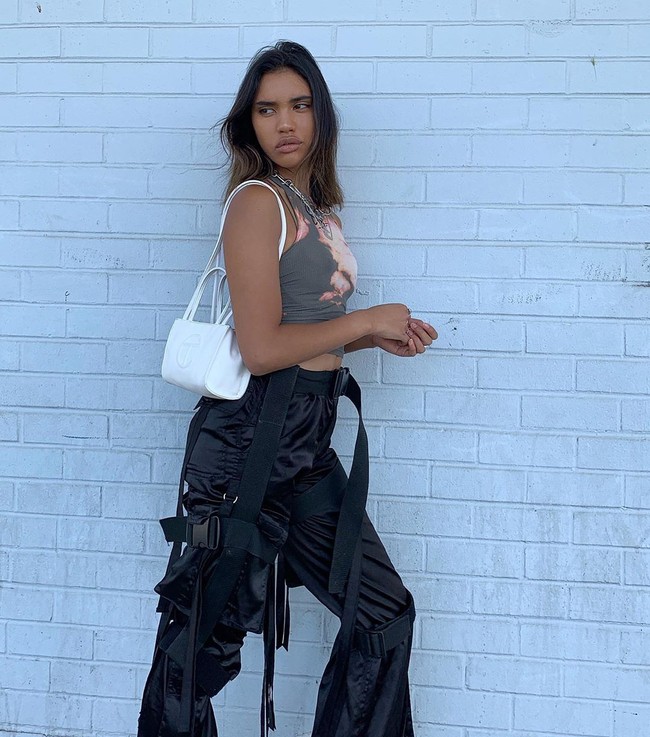 Adapun alasan Calvin Klein memajang foto model pamer ketiak guna mempromosikan keberagaman bentuk fisik. At CALVIN KLEIN, we tolerate everything except intolerance. Any hateful or offensive comments will be removed, demikian bunyi keterangan di foto tersebut. (Foto: Instagram/@ellebaness)