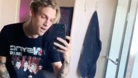 Ia tampak memakai kaus Nsync dan memaki Backstreet Boys. Dok. Instagram/aaroncarter