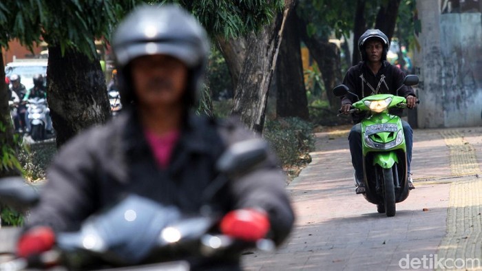 Demi hindari macet dan pangkas waktu tempuh para pemotor nekat lintasi trotoar. Salah satu trotoar di kawasan Daan Mogot jadi target pembajakan pemotor nakal.