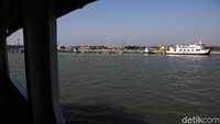 Saat ini sudah tersedia rute penyebrangan Ferry tujuan Balikpapan dari Panajem melalui pelabuhan Kariangau yang ada di Balikpapan Utara.