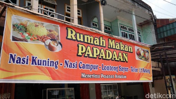 Inilah RM Papadaan yang sudah ada di Penajam Paser Utara sejak tahun 1984. Di sini, traveler bisa menikmati nasi kuning khas Kalimantan yang lezat. (Wahyu Setyo/detikcom) Inilah RM Papadaan yang sudah ada di Penajam Paser Utara sejak tahun 1984. Di sini, traveler bisa menikmati nasi kuning khas Kalimantan yang lezat. (Wahyu Setyo/detikcom)