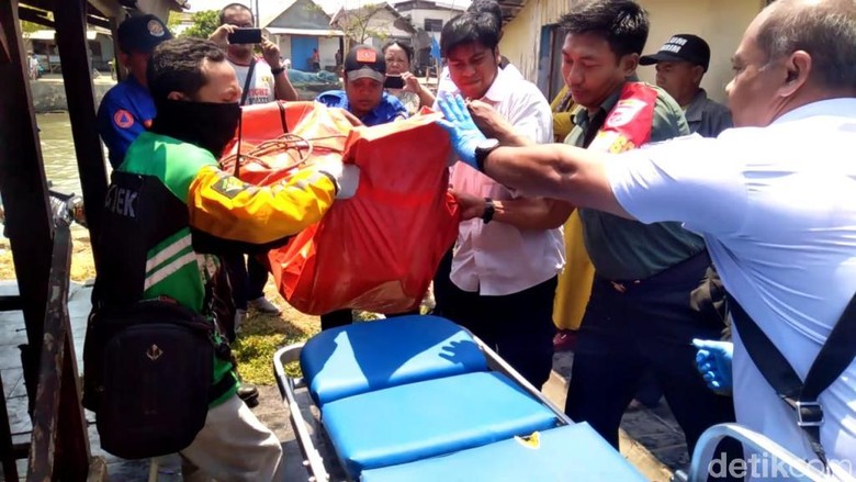 Mayat Perempuan dengan Tubuh Terikat Batu Ditemukan Mengapung di Laut Mayat Perempuan dengan Tubuh Terikat Batu Ditemukan Mengapung di Laut