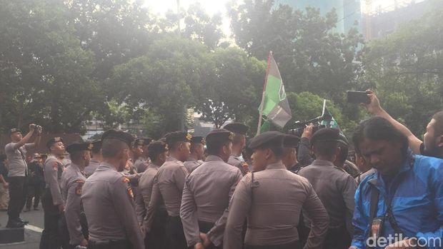 Tolak Irjen Firli, Massa Aksi di KPK Dorong-dorongan dengan Polisi