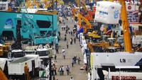Pengunjung terus berdatangan untuk melihat alat berat yang dipamerkan di Indonesia Energy and Engineering Series Exhibition.