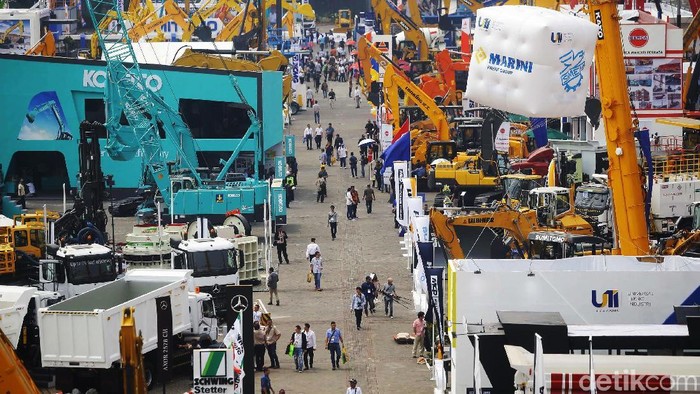Pengunjung melihat-lihat stand diIndonesia Energy & Engineering Series Exhibitions, di JIExpo, Kemayoran, Jakarta, Rabu (18/9/2019). Pameran internasional gabungan lima pameran industri besar Mining Indonesia, Oil & Gas Indonesia, Construction Indonesia, Concrete Show SEA Indonesia dan Marintec Indonesia tersebut diikuti lebih dari 1.400 perusahaan dari 39 negara yang terbagi dalam 15 paviliun, dan akan berlangsung hingga 21 Septermber 2019.