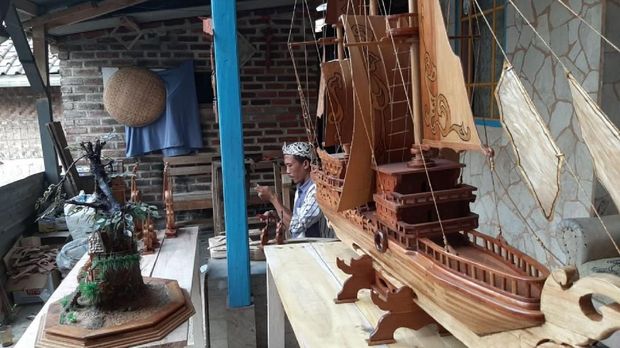 Limbah Kayu Sisa Produk Mebel Disulap Jadi Miniatur  Pinisi 