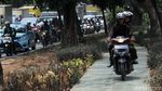 Terlalu, Trotoar Daan Mogot Dibajak Para Pemotor Nakal