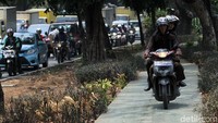 Minimnya kesadaran untuk menghargai hak orang lain di ruang publik pun membuat para pemotor nakal tersebut tak jera untuk menjadikan trotoar yang merupakan jalur pejalan kaki untuk menjadi jalan pintas memangkas waktu tempuh.