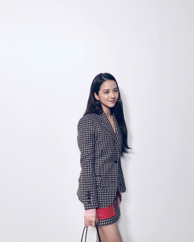 Jisoo eksis di London Fashion Week saat menghadiri fashion show Burberry Spring/Summer 2020. Di akun Instagram, wanita 24 tahun tersebut tampil cantik dengan gaya femininnya. Anggota girlband itu mengenakan setelan wool motif tartan dari koleksi musim gugur Burberry 2019.  Foto: Instagram/Twitter