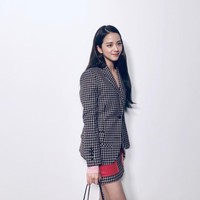 Jisoo eksis di London Fashion Week saat menghadiri fashion show Burberry Spring/Summer 2020. Di akun Instagram, wanita 24 tahun tersebut tampil cantik dengan gaya femininnya. Anggota girlband itu mengenakan setelan wool motif tartan dari koleksi musim gugur Burberry 2019.  Foto: Instagram/Twitter