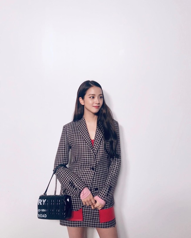 Atasan berwarna merah-pink pun menjadi statement yang menarik pada penampilan Jisoo. Tak lupa ia menerapkan handbag hitam yang tentunya juga keluaran Burberry. Foto: Instagram/Twitter