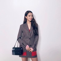 Atasan berwarna merah-pink pun menjadi statement yang menarik pada penampilan Jisoo. Tak lupa ia menerapkan handbag hitam yang tentunya juga keluaran Burberry. Foto: Instagram/Twitter