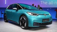 Ada beberapa varian VW ID.3 berdasarkan kemampuan baterainya. Untuk varian termurah dengan baterai 45 kWh dan daya jelajah sampai 330 km, VW membanderol mobil di bawah 30.000 euro atau sekitar Rp 466 juta. Lebih murah dari Tesla Model 3.